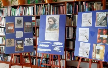 Plansze z biografią oraz tw&oacute;rczością poety 