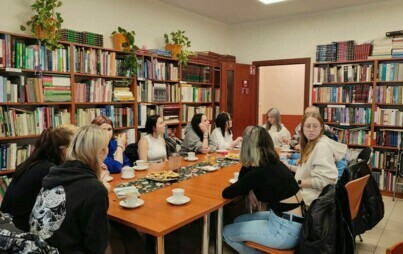 Zdjęcie do Spotkanie Klubu Książki dla młodzieży w bibliotece w Sadkach.