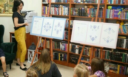 Zdjęcie do SI&Oacute;DMY DZIEŃ ZAJĘĆ Z BIBLIOTEKĄ W SADKACH - folklor krajeński i torby malowane