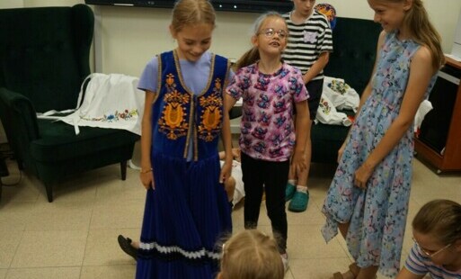 Zdjęcie do SZ&Oacute;STY DZIEŃ ZAJĘĆ Z BIBLIOTEKĄ W SADKACH - folklor kaszubski i pudełka na wakacyjne skarby