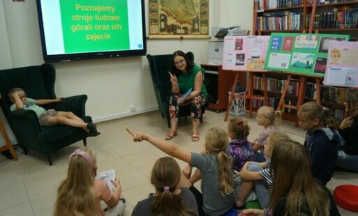 Zdjęcie do TRZECI DZIEŃ ZAJĘĆ Z BIBLIOTEKĄ W SADKACH - folklor podhalański i malowanie na szkle