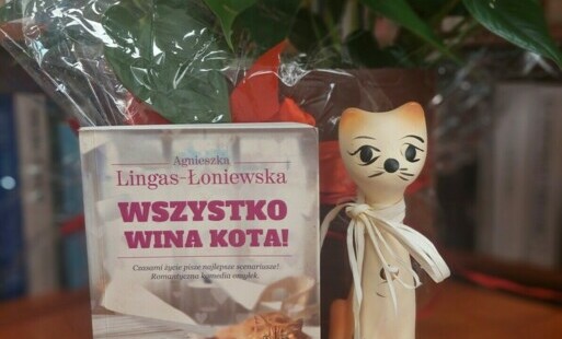 Zdjęcie do WAKACYJNA POLECAJKA - RECENCJA 1/2024 - Agnieszka Lingas-Łoniewska &quot;Wszystko wina kota&quot;