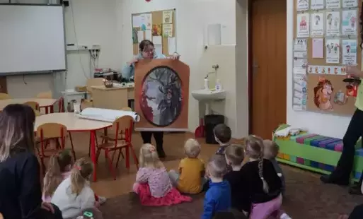 Zdjęcie do Spotkanie z autorką książki "Legendy Krajny Nakielskiej" w przedszkolu w Sadkach