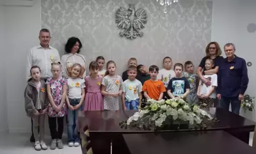 Zdjęcie do Biblioteka i uczniowie ze SP w Sadkach po raz piąty włączyli się w akcję społeczno-edukacyjną &bdquo;Żonkile&rdquo;