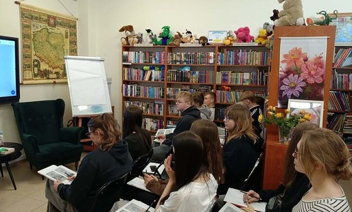 Zdjęcie do Młodzież z ZSCKR w  Samostrzelu  bierze udział w akcji społeczno-edukacyjnej &bdquo;Żonkile&rdquo;